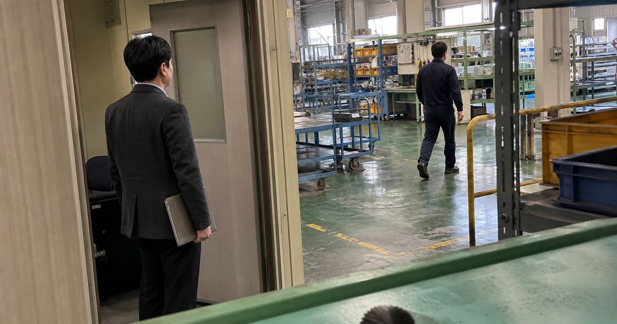사업장 작업구역 입구에서 조사자가 면담 요청 서류를 들고 있고 피신고인이 작업장으로 돌아가는 모습
